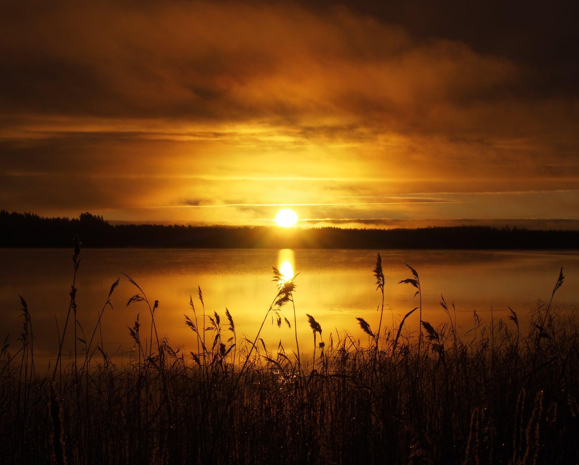 Auringonlasku rannassa